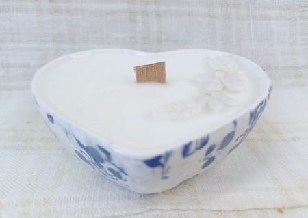 Set decorativ - lumanare parfumata in recipient inimioara plus suport -  motiv floral bleumarin. [7]