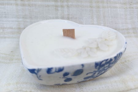 Set decorativ - lumanare parfumata in recipient inimioara plus suport -  motiv floral bleumarin. [6]