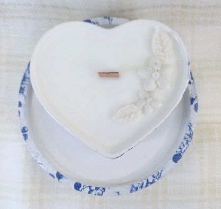 In recipient din ceramica handmade - Set decorativ - lumanare parfumata in recipient inimioara plus suport -  motiv floral bleumarin.