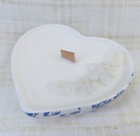 Set decorativ - lumanare parfumata in recipient inimioara plus suport -  motiv floral bleumarin. [4]