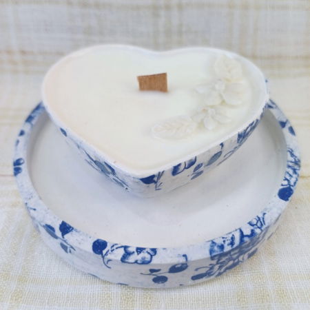 Set decorativ - lumanare parfumata in recipient inimioara plus suport -  motiv floral bleumarin. [1]