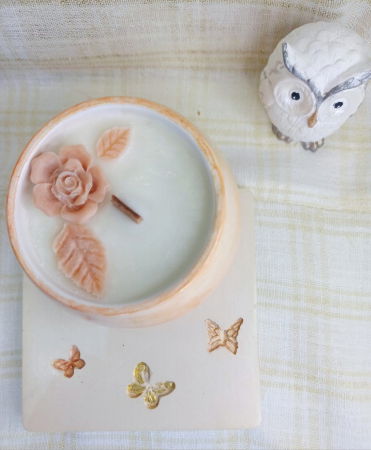 In recipient din ceramica handmade - Set decorativ -  lumanare in recipient  rotund plus coaster din ceramica.