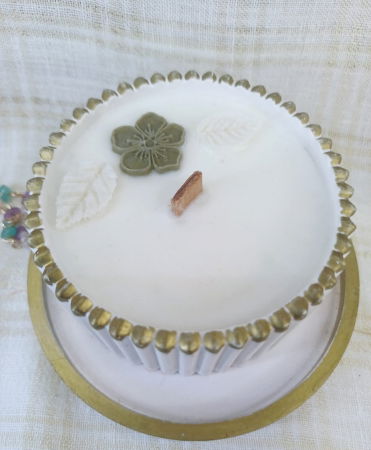 Set decorativ - lumanare in recipient ceramic plus suport rotund (farfuriuta), alb cu margine aurie. [3]