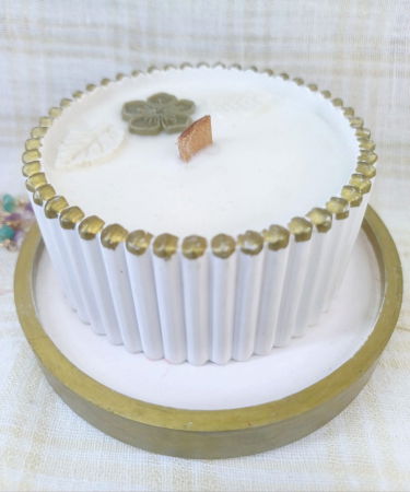 Set decorativ - lumanare in recipient ceramic plus suport rotund (farfuriuta), alb cu margine aurie. [5]