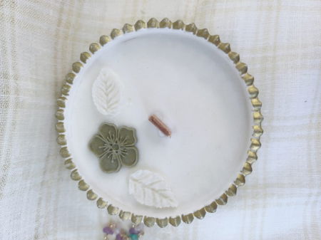 Set decorativ - lumanare in recipient ceramic plus suport rotund (farfuriuta), alb cu margine aurie. [1]