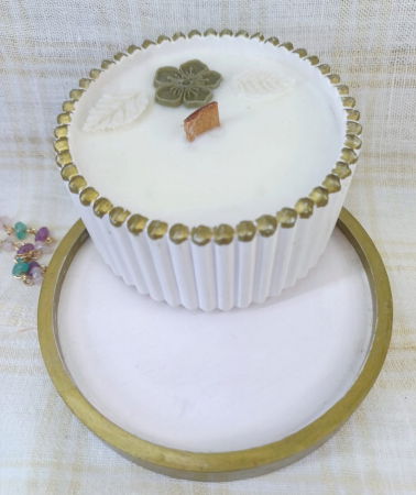 In recipient din ceramica handmade - Set decorativ - lumanare in recipient ceramic plus suport rotund (farfuriuta), alb cu margine aurie.