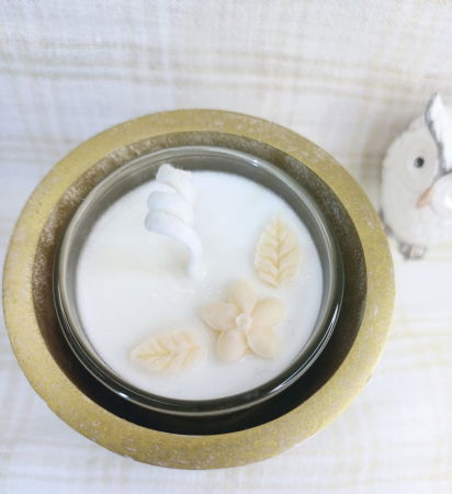 Set decorativ - lumanare in pahar de sticla si un recipient din ceramica handmade alb auriu [4]