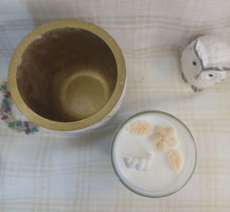 Set decorativ - lumanare in pahar de sticla si un recipient din ceramica handmade alb auriu [5]