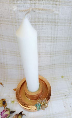 Set decorativ - lumanare cilindrica, alba, sfesnic in culoarea bronzului si  vaza din ceramica alba. [5]