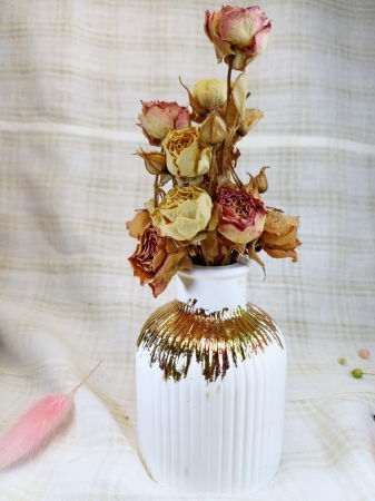 Set decorativ - lumanare cilindrica, alba, sfesnic in culoarea bronzului si  vaza din ceramica alba. [2]