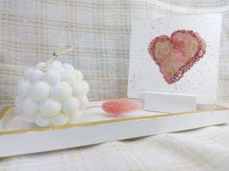 Set decorativ format din doua lumanari " bubble"din ceara de soia, un suport dreptunghiular si un suport pentru fotografii. [7]