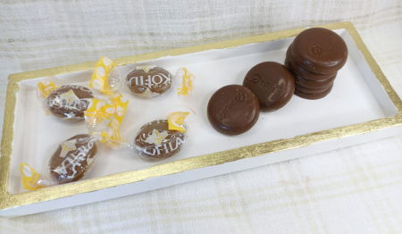 Set decorativ format din doua lumanari " bubble"din ceara de soia, un suport dreptunghiular si un suport pentru fotografii. [11]