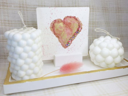 Set decorativ format din doua lumanari " bubble"din ceara de soia, un suport dreptunghiular si un suport pentru fotografii. [1]
