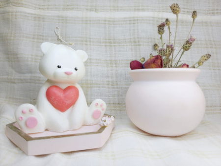 Set decorativ alcatuit dintr-o lumanare mare in forma de ursulet din ceara de soia, o farfurie hexagonala si un bol rotund, ambele din ceramica roz [4]