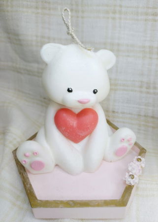 Set decorativ alcatuit dintr-o lumanare mare in forma de ursulet din ceara de soia, o farfurie hexagonala si un bol rotund, ambele din ceramica roz [3]