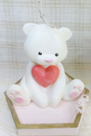 Set decorativ alcatuit dintr-o lumanare mare in forma de ursulet din ceara de soia, o farfurie hexagonala si un bol rotund, ambele din ceramica roz [6]