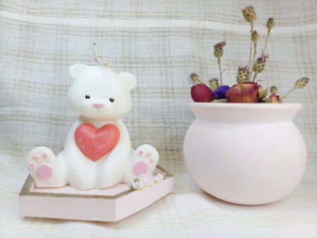 In recipient din ceramica handmade - Set decorativ alcatuit dintr-o lumanare mare in forma de ursulet din ceara de soia, o farfurie hexagonala si un bol rotund, ambele din ceramica roz