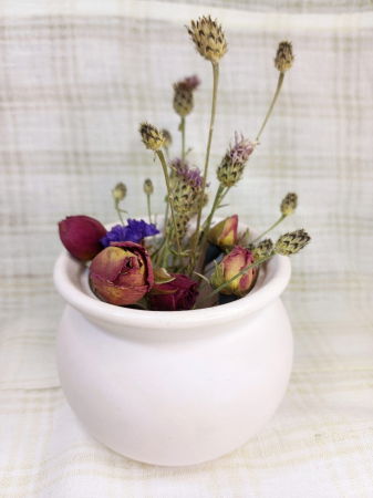 Set decorativ alcatuit dintr-o lumanare mare in forma de ursulet din ceara de soia, o farfurie hexagonala si un bol rotund, ambele din ceramica roz [5]