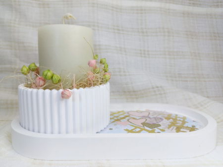 Set decorativ compus dintr-o lumanare cilindrica, alba, din ceara de albine, un vas rotund si o farfurie ovala din ceramica. [1]