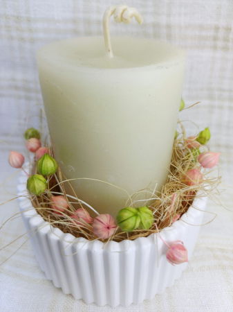 Set decorativ compus dintr-o lumanare cilindrica, alba, din ceara de albine, un vas rotund si o farfurie ovala din ceramica. [2]