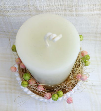 Set decorativ compus dintr-o lumanare cilindrica, alba, din ceara de albine, un vas rotund si o farfurie ovala din ceramica. [4]