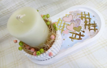 Set decorativ compus dintr-o lumanare cilindrica, alba, din ceara de albine, un vas rotund si o farfurie ovala din ceramica. [6]