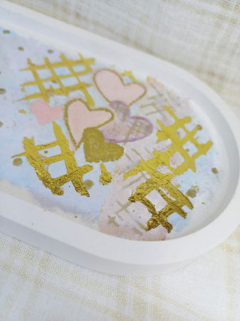 Set decorativ compus dintr-o lumanare cilindrica, alba, din ceara de albine, un vas rotund si o farfurie ovala din ceramica. [5]