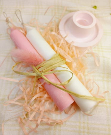 Lumanari - Set de doua lumanari, cilindrice, simple, in doua culori diferite din ceara de soia plus un sfesnic asortat