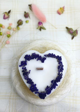 In recipient din ceramica handmade - Set decorativ format dintr-o lumanare din ceara de soia, in forma de inima si o farfurie rotunda din ceramica.