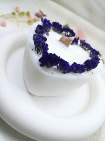 Set decorativ format dintr-o lumanare din ceara de soia, in forma de inima si o farfurie rotunda din ceramica. [1]