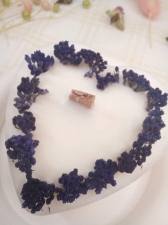 Set decorativ format dintr-o lumanare din ceara de soia, in forma de inima si o farfurie rotunda din ceramica. [3]