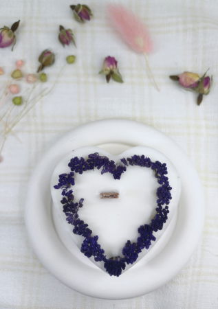 Set decorativ format dintr-o lumanare din ceara de soia, in forma de inima si o farfurie rotunda din ceramica. [2]