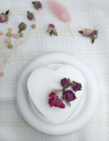 Set decorativ format dintr-o lumanare din ceara de soia, in forma de inima si o farfurie rotunda din ceramica. [2]