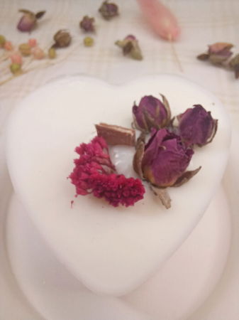 Set decorativ format dintr-o lumanare din ceara de soia, in forma de inima si o farfurie rotunda din ceramica. [3]