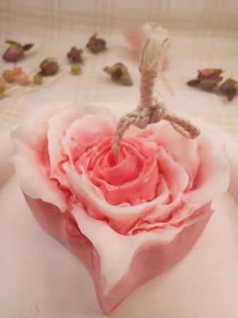 Set decorativ format dintr-o lumanare din ceara de soia, in forma de inima si o farfurie rotunda din ceramica. [3]