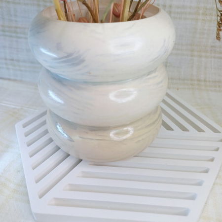 Set decorativ  format dintr-un vas circular din ceramica cu trei flori din ceara placut parfumata si un coaster hexagonal [3]