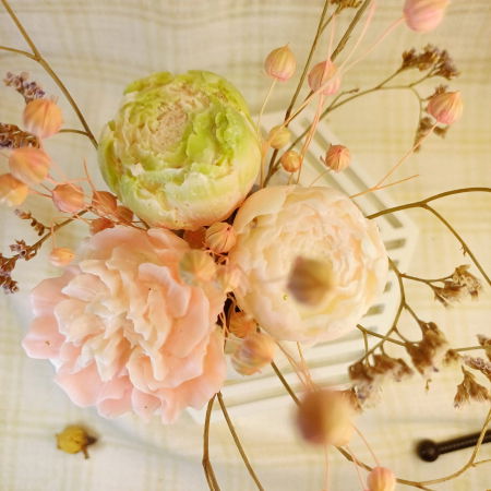 Set decorativ  format dintr-un vas circular din ceramica cu trei flori din ceara placut parfumata si un coaster hexagonal [5]