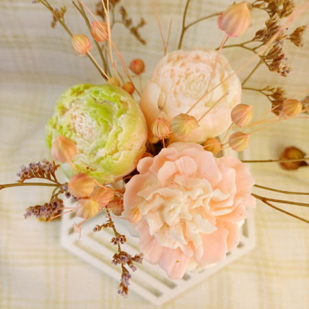 Set decorativ  format dintr-un vas circular din ceramica cu trei flori din ceara placut parfumata si un coaster hexagonal [9]