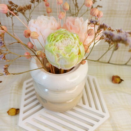 Set decorativ  format dintr-un vas circular din ceramica cu trei flori din ceara placut parfumata si un coaster hexagonal [6]