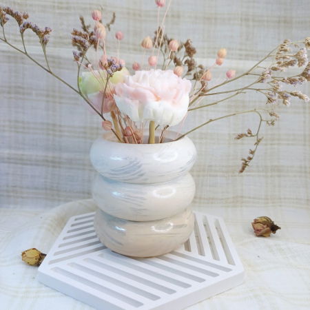 Wax melts - Set decorativ  format dintr-un vas circular din ceramica cu trei flori din ceara placut parfumata si un coaster hexagonal