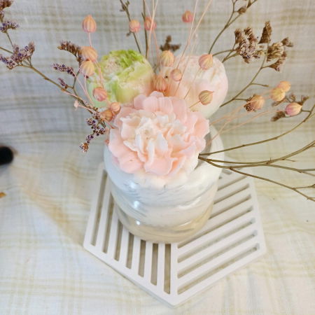 Set decorativ  format dintr-un vas circular din ceramica cu trei flori din ceara placut parfumata si un coaster hexagonal [1]