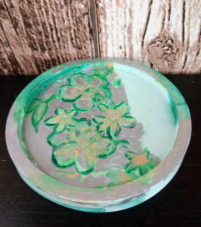 Suport rotund (farfuriuta), verde/argintiu, pictat manual, din ceramica. [1]