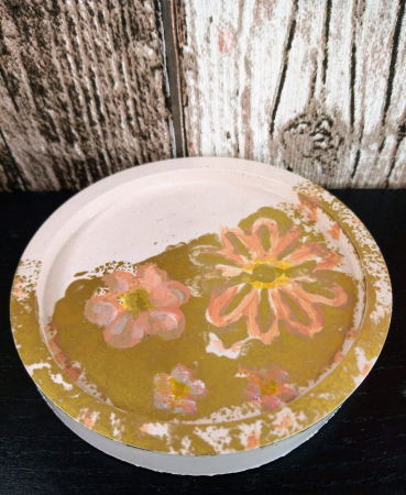 Suport rotund (farfuriuta), roz/auriu, pictat manual, din ceramica. [1]