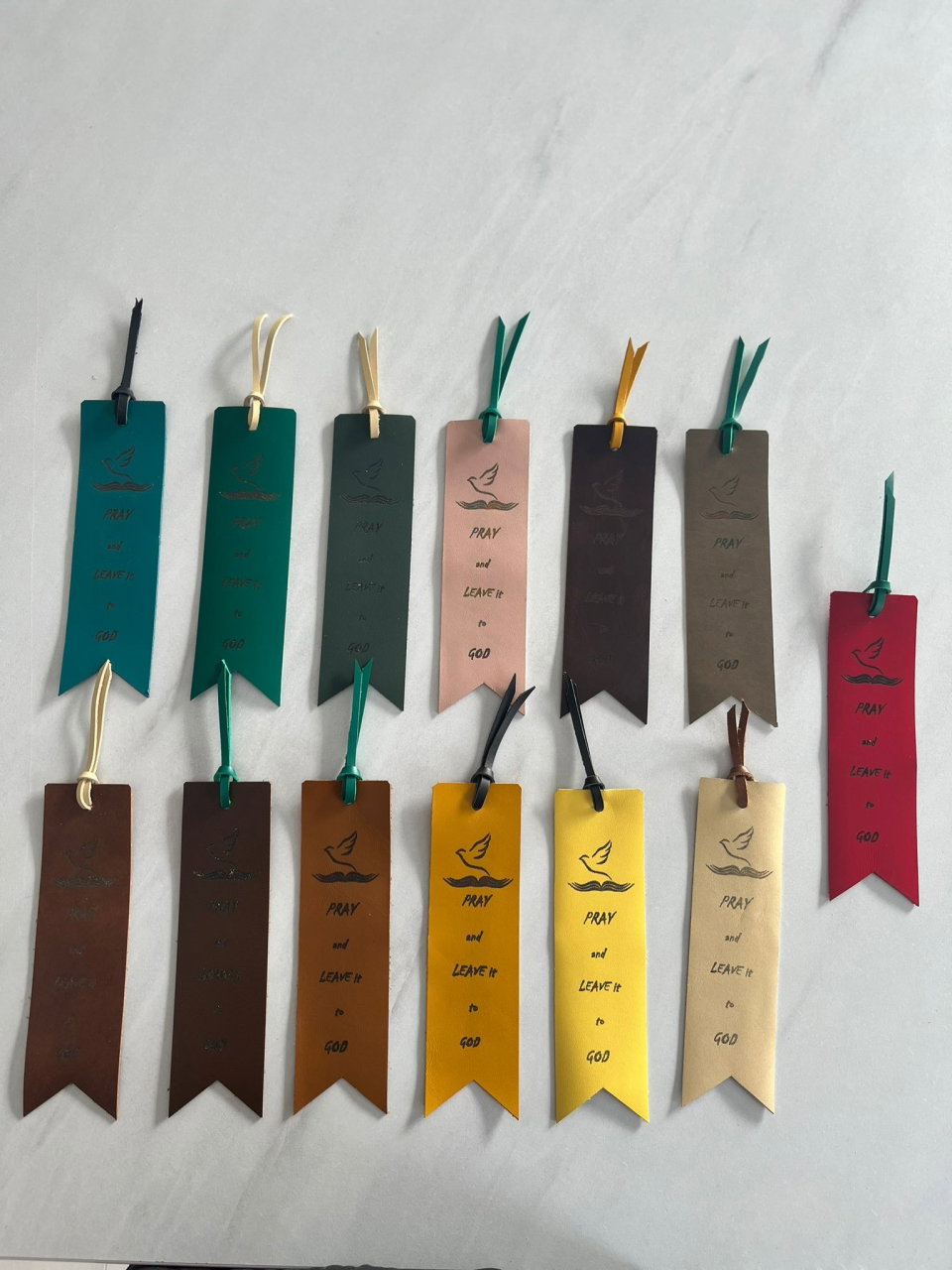 Semn de carte din piele - "Pray and leave it to God" [3]