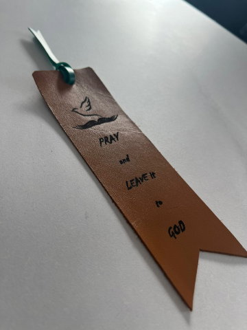 Cadouri - Semn de carte din piele - "Pray and leave it to God"