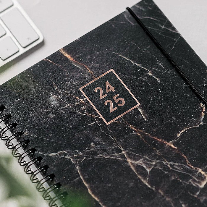 BR AGENDA SCOLARA SPIRA A6 PP DATATA ZILNIC 2024-2025 CU ELASTIC BLACK MARBLE 71755085/71855085 [2]