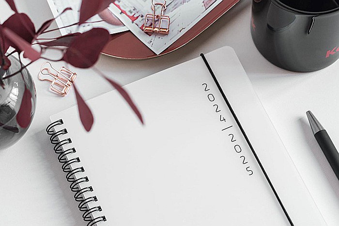 BR AGENDA SCOLARA SPIRA A5 PP DATATA ZILNIC 2024-2025 CU ELASTIC PLAIN WHITE 72055115 [2]