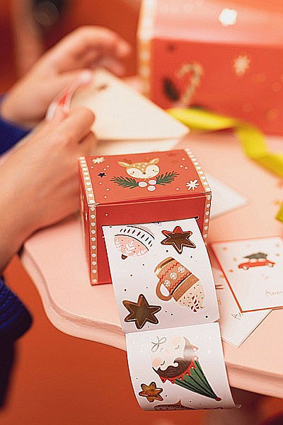 PD SET CRACIUN 52 BUC MINI STICKERS+16 ETICHETE CADOU NR1 [1]