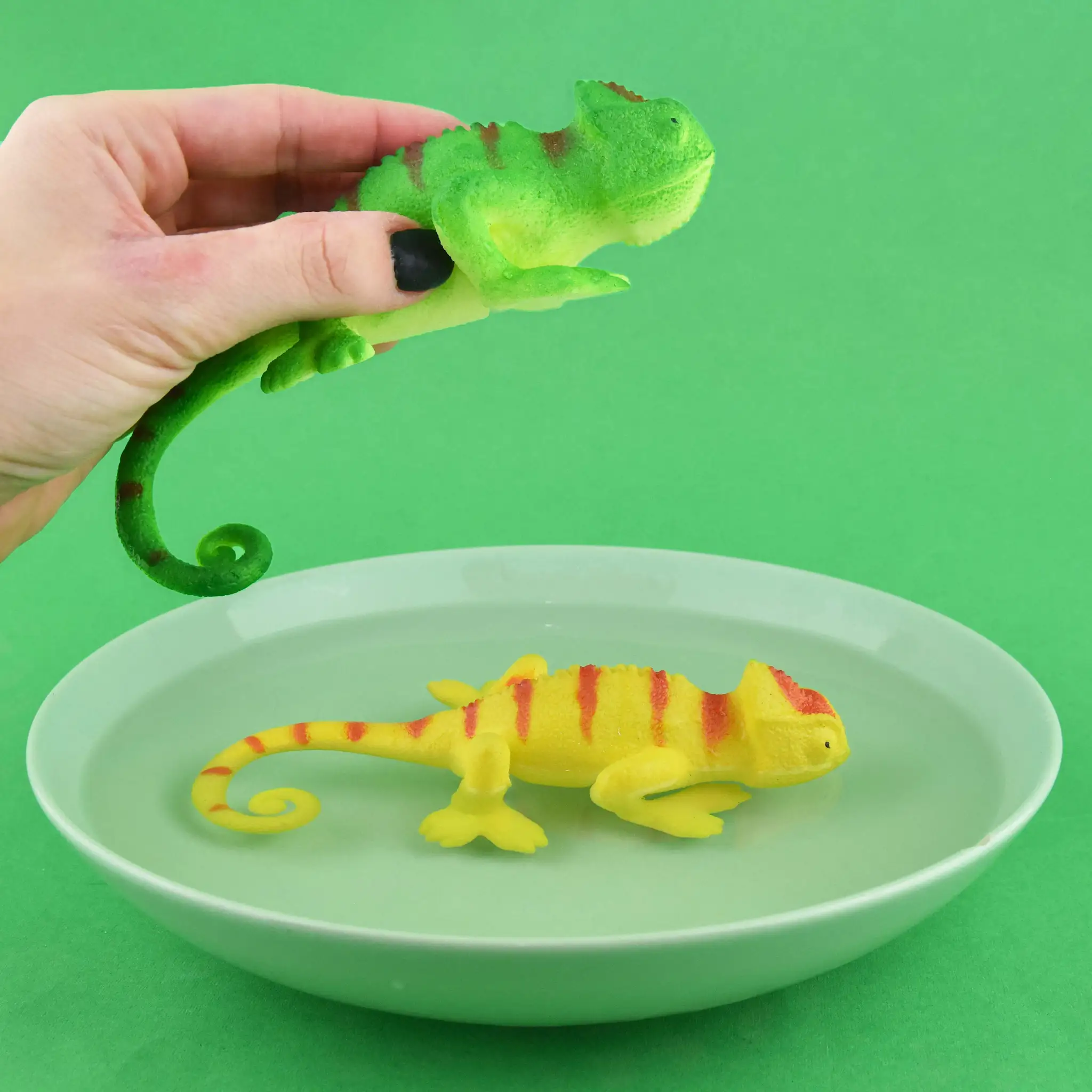 FIGURINA SQUISHY SOPARLA CARE ISI SCHIMBA CULOAREA IN APA 41117 [2]