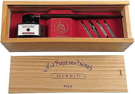 Idei de cadouri - CF SET DE SCRIS HERBIN, 1 TOC LEMN, 5 PENITE, 1 CERNEALA NEAGRA, CUTIE LEMN 27009T